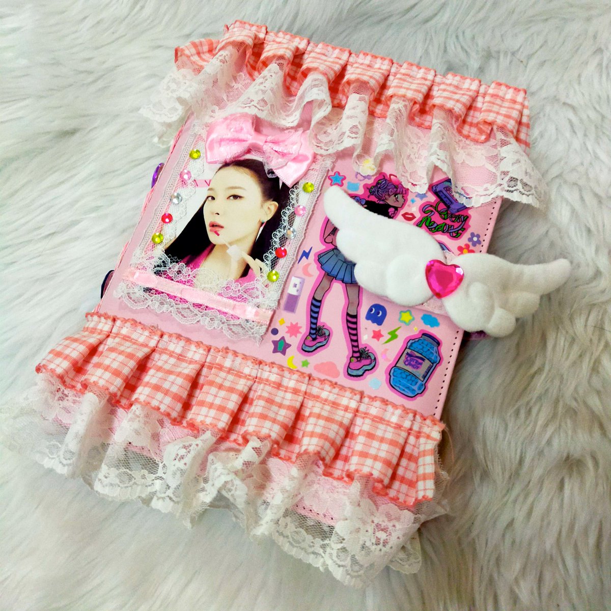 ruticart's tweet photo. ʕ•́ᴥ•̀ʔっ🛍️ #darariritingna ⋆ˊˎ-
💌(ꈍᴗꈍ) : @visuaIcIub ♡ 𐐪𐑂 °
 
hiii! thank u so much for doing my commission for my new aseul binder <3 its super duper pretty and i love the scrapbook vibes it hasss <3 til more deco comms :D
⭑*•̩̩͙⊱•••• #emdesigns ⋆ https://t.co/YK7lhayRwP