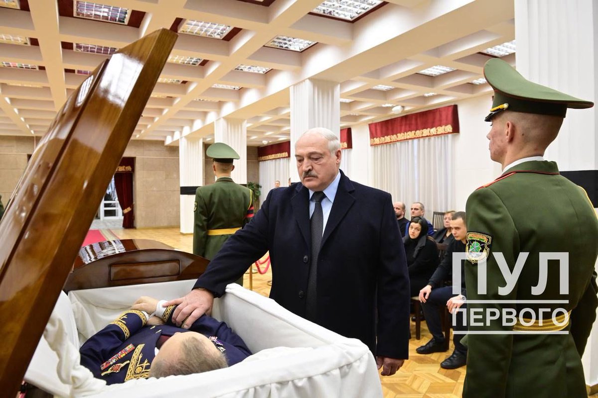 Nevzlin's tweet photo. У государственного гроба. Лукашенко знает, что произошло с Макеем. И боится https://t.co/8bdhn9msAm