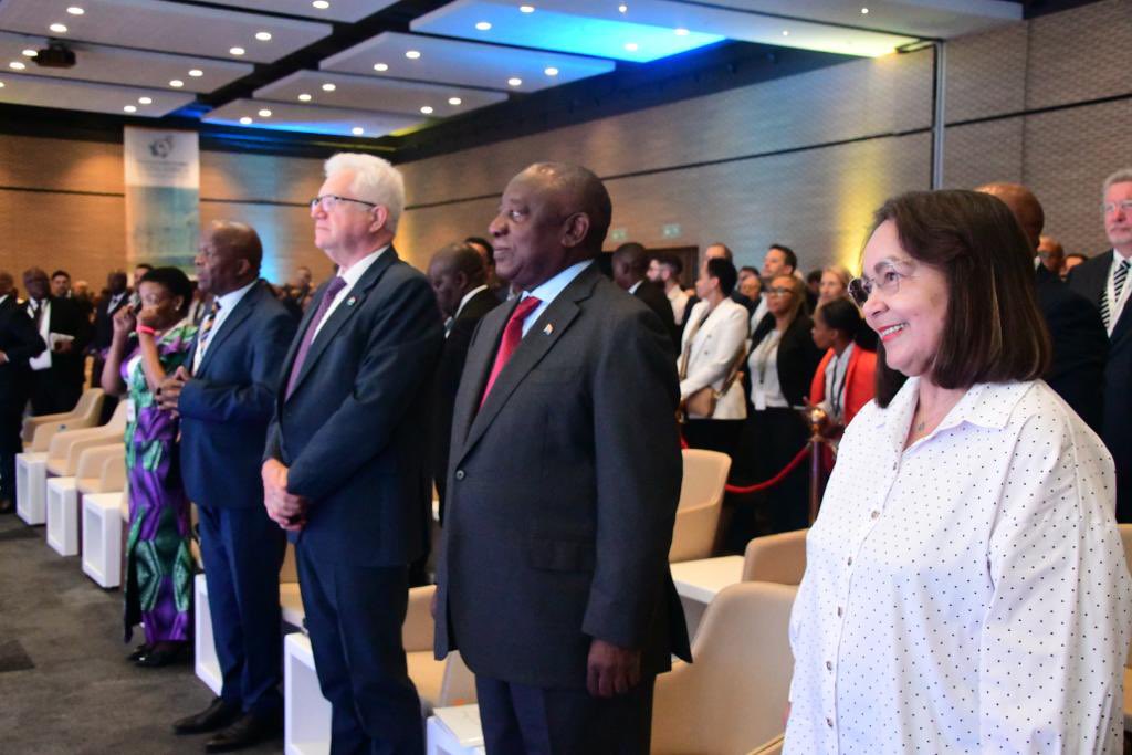 PresidencyZA's tweet photo. Green hydrogen was identified as a “Big Frontier”, in the Country Investment Strategy, indicating that it represents both current and future growth and investment potential for South Africa #GreenHydrogenSummit https://t.co/dOVUcZc5x0