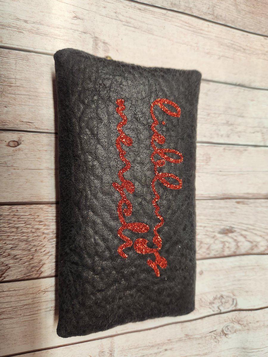 Weihnachten 🎄 🤶  kommt immer so plötzlich. Suchst du noch ein Mitbringsel oder ein Wichtelgeschenk? Bei mir wirst du fündig. 
Schlüsseltäschchen aus hochwertigen Kunstleder/
Polsterstoff. Maße 15x8,5cm mit aufgesetztem Reißverschluss und Verzierungen. Individuell beschriftet.