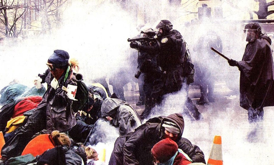 El 29N de 1999 daba comienzo la "batalla de Seattle", serie de acciones multitudinarias convocadas por organizaciones sociales, anarquistas, ONG... que harían fracasar la cumbre de la OMC y presentarían públicamente a un novedoso movimiento “antiglobalización”.
(Mini) hilo ⬇️