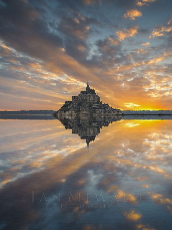 Elle est retrouvée.
Quoi ? – L’Éternité.
C’est la mer allée
Avec le soleil.

Âme sentinelle,
 
Des humains suffrages,
Des communs élans
Là tu te dégages
Et voles selon.

Là pas d’espérance,
Nul orietur.

Elle est retrouvée.
Quoi ? – L’Éternité.
C’est la mer allée
Avec le soleil.