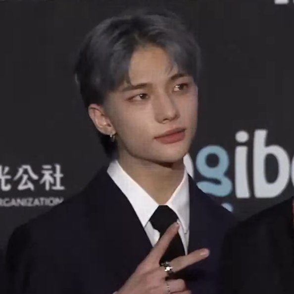 hyunjinpost's tweet photo. HYUNJIN AT MAMA 2022 RED CARPET https://t.co/v5lJhP7PMx