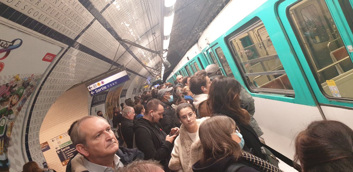 #metro #paris 9h20. Apres 4 mn d'attente pour voir enfin un metro : sortez tous de la rame, pour régulation de trafic. Voyageurs = bétail. Et un tarif qui va encore augmenter. Pour un service qui empire ! Foutage de gueule. À quand la grève des usagers ? #raslebol #ratp