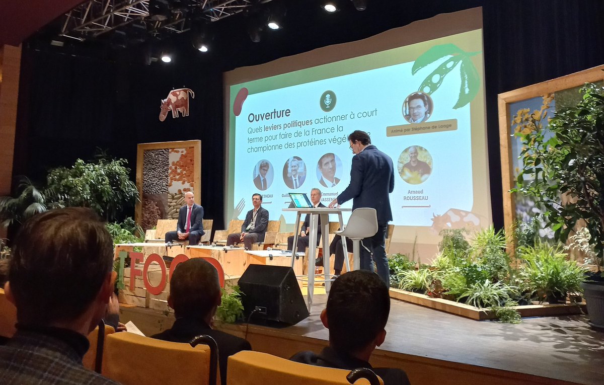 Début d'une journée #livetweet à #OpenAgriFood Orléans ! 
Suivez-moi autour de conférences, tables rondes &amp; ateliers sur les #légumineuses 👨‍🌾🎤
Est-ce une solution durable pour l'alimentation et l'agriculture ?🧐
C'est ce que nous allons voir aujourd'hui !

#agroécologie #durable