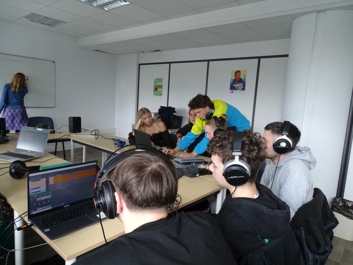 📻Chaque mercredi après-midi, direction le quartier de Bellevue, à @BrestFr, pour "Radio à Durée Indéterminée", avec des jeunes de la <a href="/mlbrest/">Mission Locale du Pays de Brest</a> !

Un projet soutenu par le <a href="/finistere_29/">Département du Finistère</a> 

▶️oufipo.org/mission-locale/