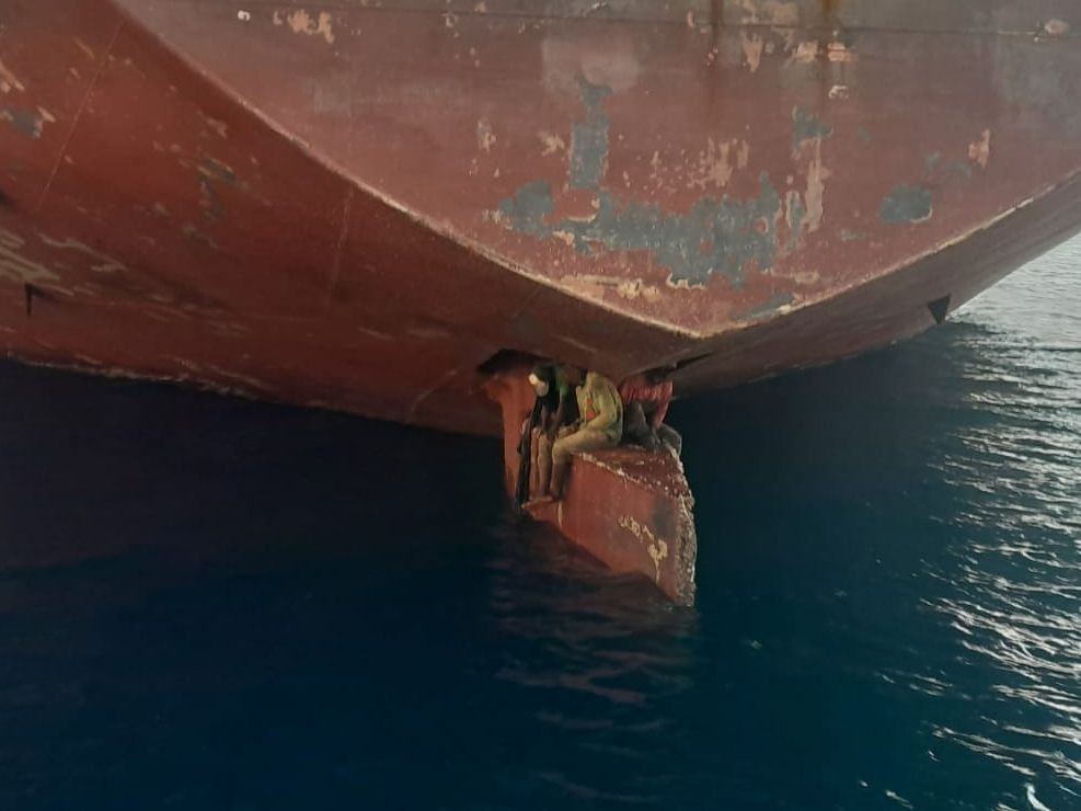 Dios mío, la foto. 

Estas tres personas han viajado 4000 millas de Nigeria a Canarias en la pala del timón de un buque mercante. Han estado CASI UNA SEMANA en ese pequeño espacio. 

Ya han sido trasladados al hospital con síntomas de hipotermia moderada y también deshidratación.