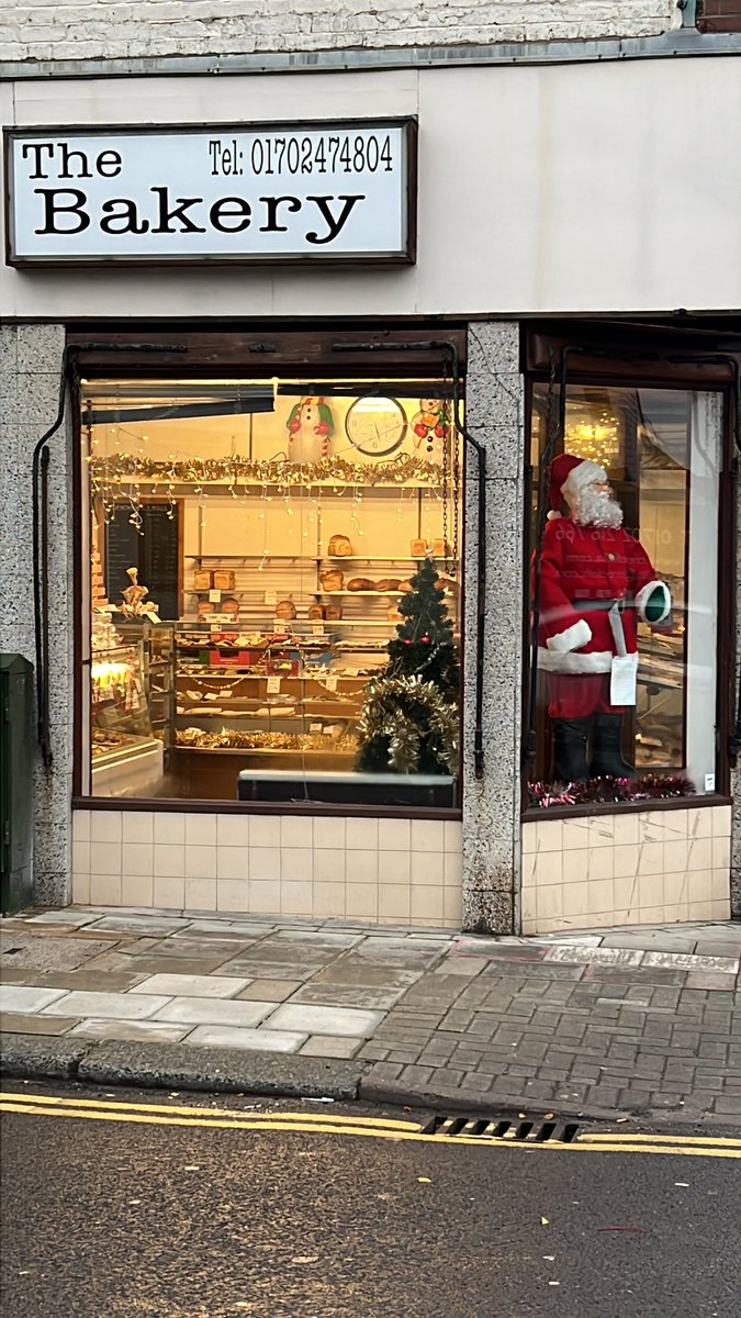 SpringfordSays's tweet photo. Feeling very festive this year, and so does this bakery! https://t.co/jTQtmiBy9n
