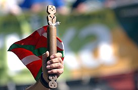 Gaur betetzen dira  42 urte lehen #korrika abiatu zenetik.  Ordutik hona zenbat oroitzapen, zenbat irri, zenbat negar, salto, algarak...Baina beti helburu bera: euskara euskal herri osoan!