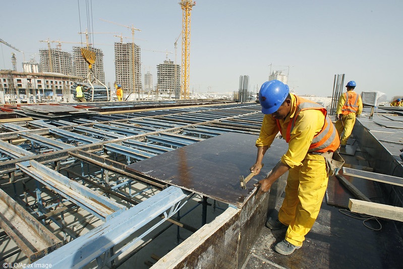 ILO_Tokyo's tweet photo. サッカーW杯 #Qatar2022 開催国のカタールは、ILOのサポートを受けて大規模な労働改革を行いました。

連載「カタール  移民労働の現在（中）」では、転職に雇い主の許可が必要だった「カファーラ制度」など、かつての労働慣行がどう変わったか紹介しています。

🇯🇵記事は⤵️https://t.co/085VBrULgn https://t.co/FBDNvGOuJw
