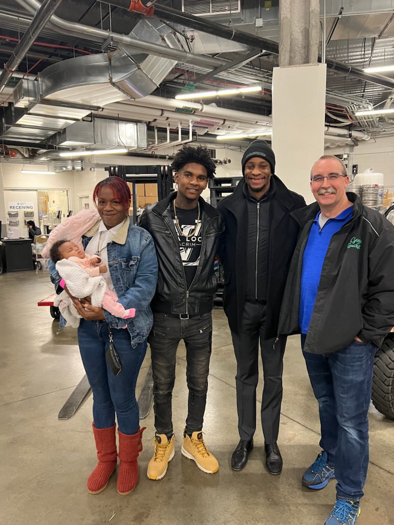 freetastesgood's tweet photo. Definitely a birthday Isaiah will NEVER forget.  Thank you @Simmonds17 for being such an amazing person!  Truly a class act.  Great win for the Leafs and so kind of Wayne to introduce Isaiah to Mitch Marner (@Marner93) and Auston  Matthew. https://t.co/PMZWSDcmUb