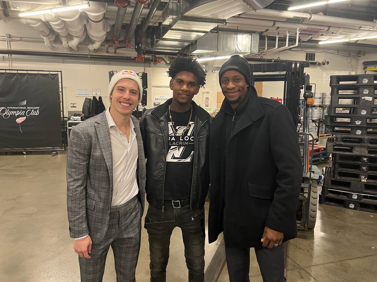 freetastesgood's tweet photo. Definitely a birthday Isaiah will NEVER forget.  Thank you @Simmonds17 for being such an amazing person!  Truly a class act.  Great win for the Leafs and so kind of Wayne to introduce Isaiah to Mitch Marner (@Marner93) and Auston  Matthew. https://t.co/PMZWSDcmUb