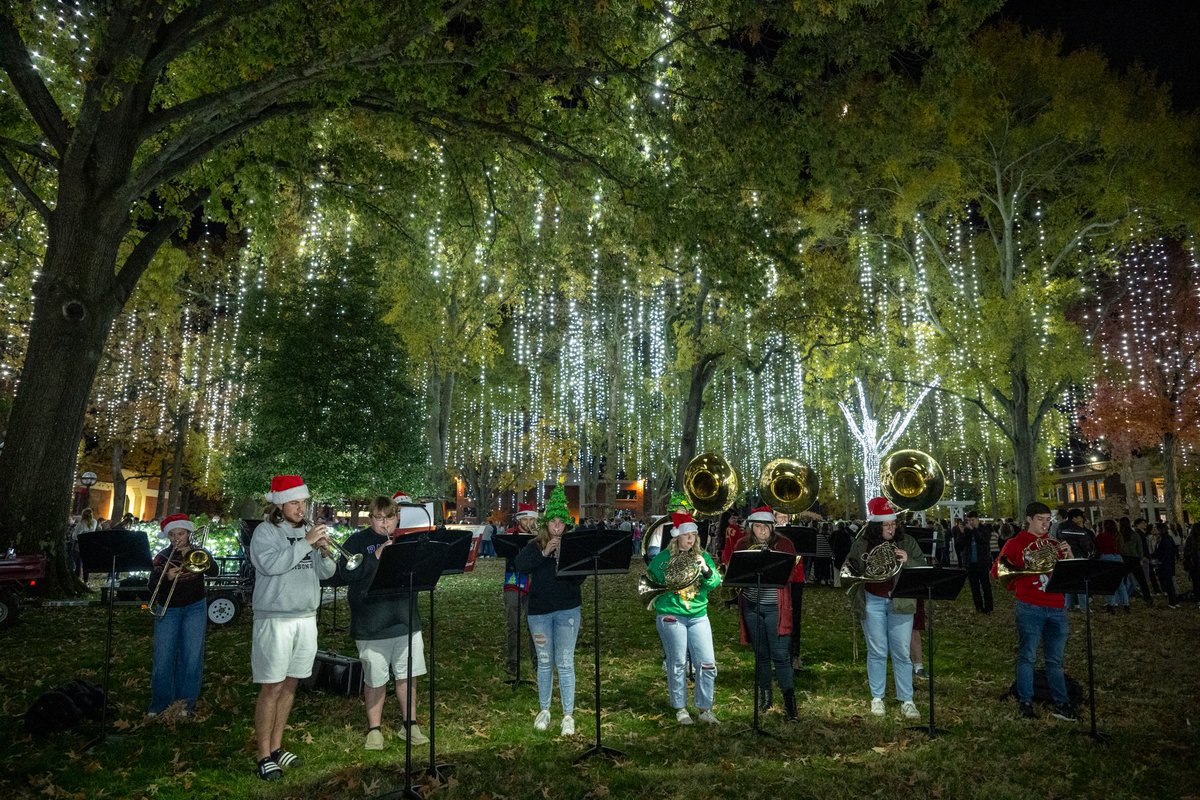 HardingU's tweet photo. It’s the most wonderful night of the year! #HardingLights https://t.co/xBT0dlzoTt