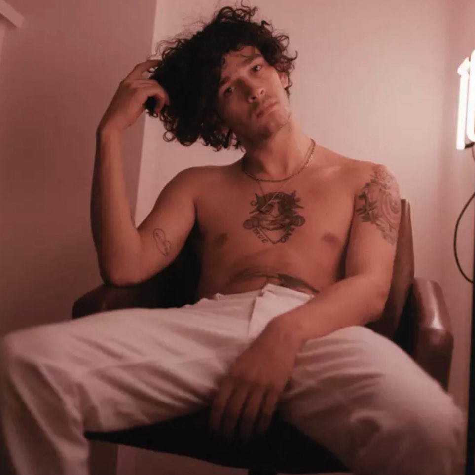 tswifterastour's tweet image. 🚨| The 1975’s Matty Healy reveals that he worked with Taylor Swift on certain songs for “Midnights” but none of his versions made the final cut for the album!
