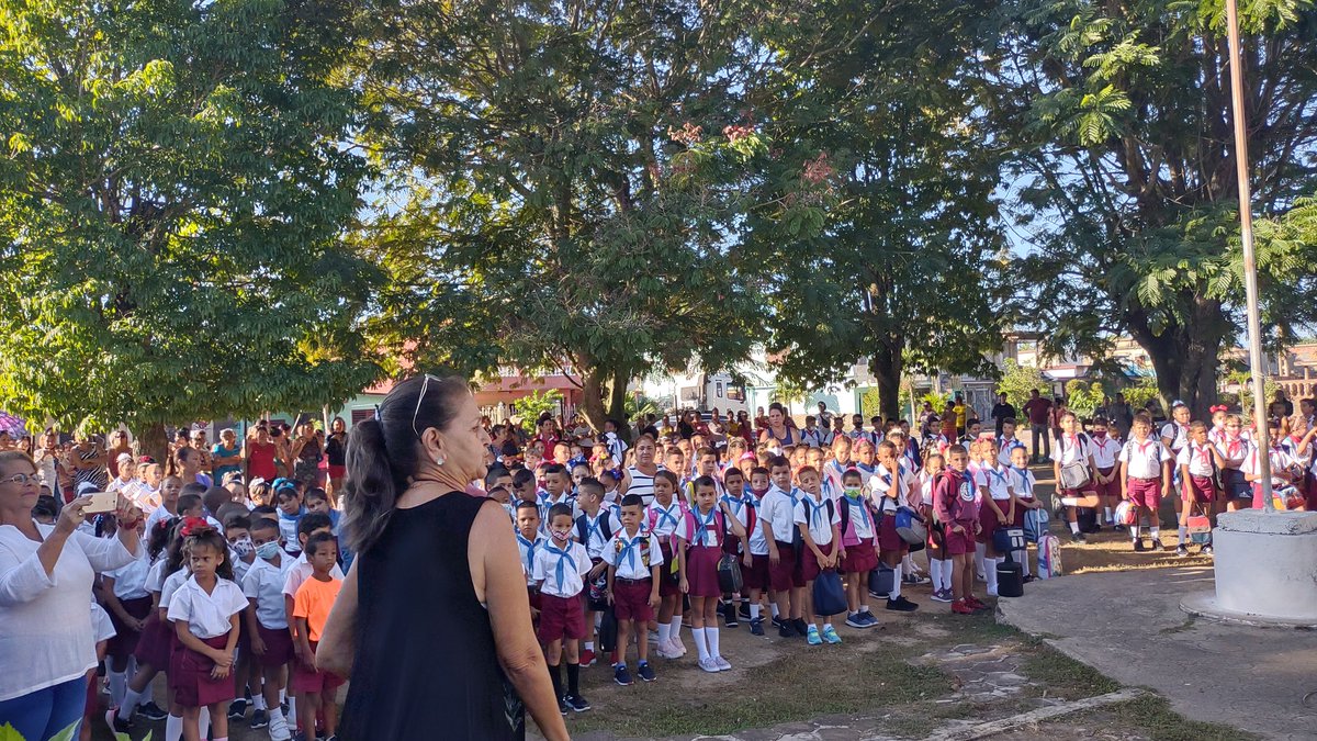 TatoDme's tweet photo. En la mañana de hoy se realizó en nuestro centro el acto Inicio de Curso 2022-2023,  dándole la bienvenida a todos los estudiantes, maestros, padres y a la comunidad. 
#CubaMined #SomosCuba  #alaeducacionponlecorazon #dmecamaguey #SomosContinuidad #bienvenidosalasaulas https://t.co/53bAjQExfm