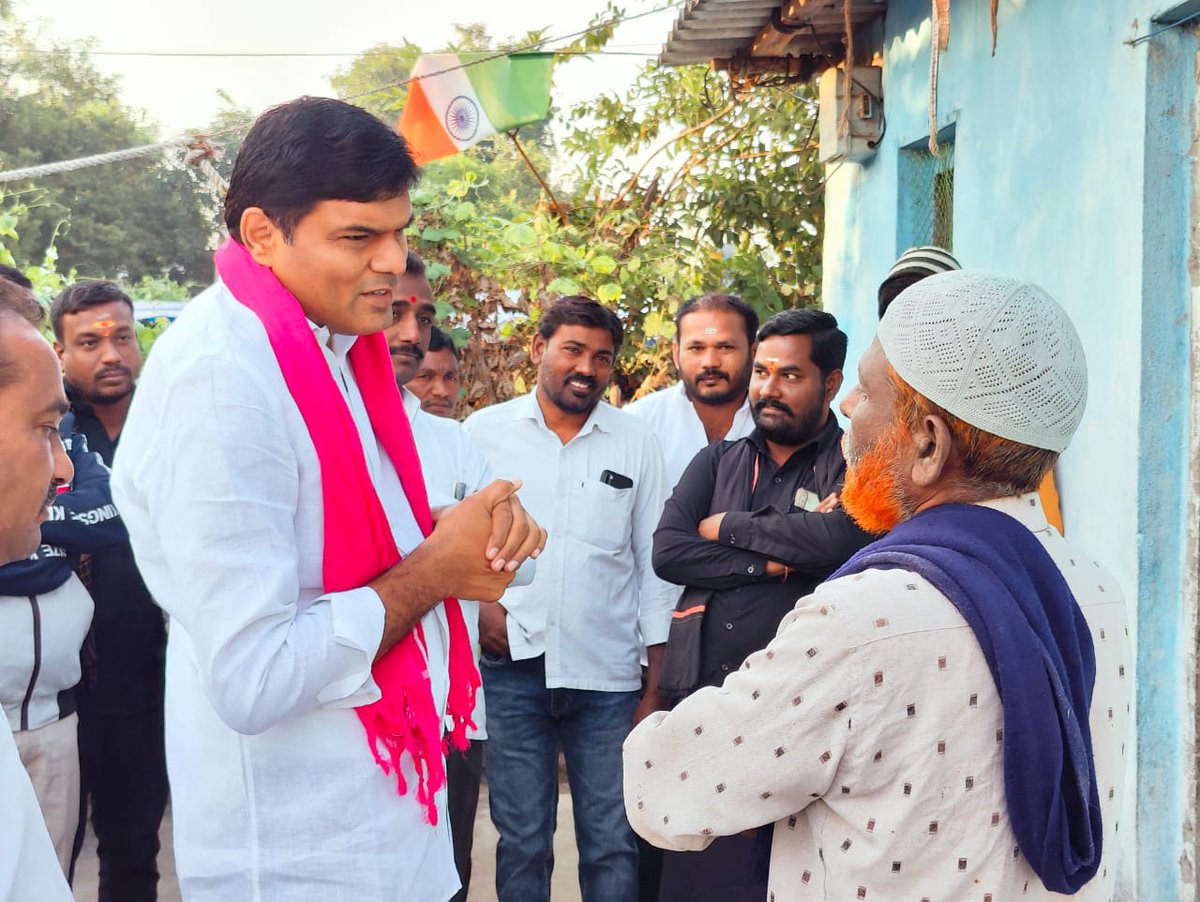 rao_vijith's tweet photo. ప్రజాక్షేత్రంలో పర్యటిస్తూ ప్రతి ఇంటికి వెళ్లి ప్రజల యోగక్షేమాలను తెలుసుకుంటున్నారు.ఒకవైపు ప్రజలకు అందుతున్న సంక్షేమాభివృద్ధి ఫలాలను అడిగి తెలుస్కుంటూనే మరోవైపు ఏమైన సమస్యలు ఉంటే అడిగి తెలుసుకుని వాటికి పరిష్క���ర మార్గం చూపుతూ తండ్రికి తగ్గ తనయుడు అన్పించుకుంటున్నారు.. https://t.co/gbrMhRBCKp