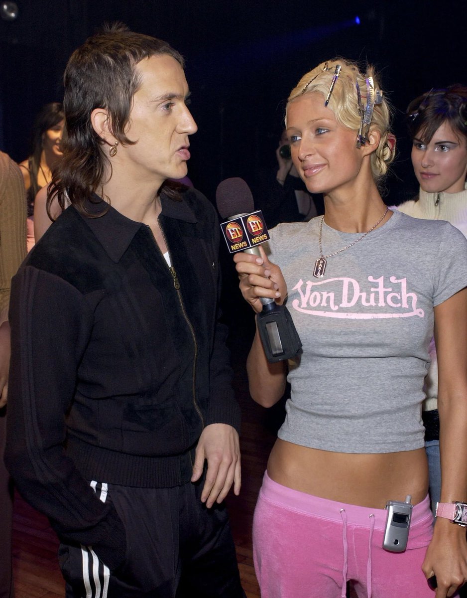 starsignstyle's tweet image. Paris demonstrating her star sign style perfectly: Moon in Leo: v. v. Tannn 🌞🦁🧴 answers to the Sun in Aquarius (Saturnian, ♄ she’s so lean in this era and always)… Sun-Mercury-Venus in Aquarius, she’s the poster child for Neptune in Aquarius era 📲 #starsignstyle