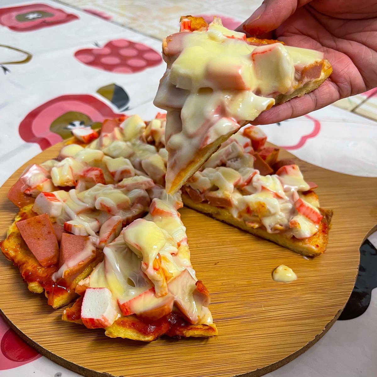 MalayFoodHunter's tweet photo. Resipi Pizza Roti Mudah Tanpa Bakar🍕

Bahan-bahan :
1. 3 keping roti Gardenia 
2. 4 keping keju Cheddar (Boleh tambah/ganti dengan keju Mozzarella)
3. Sos Cili
4. Sos Bolognese 
5. Mayonis
6. 2 biji telur
7. Mentega
8. Sosej &amp; Filamen Ketam (boleh ditukar dengan bahan lain) https://t.co/eD6LElMDM9
