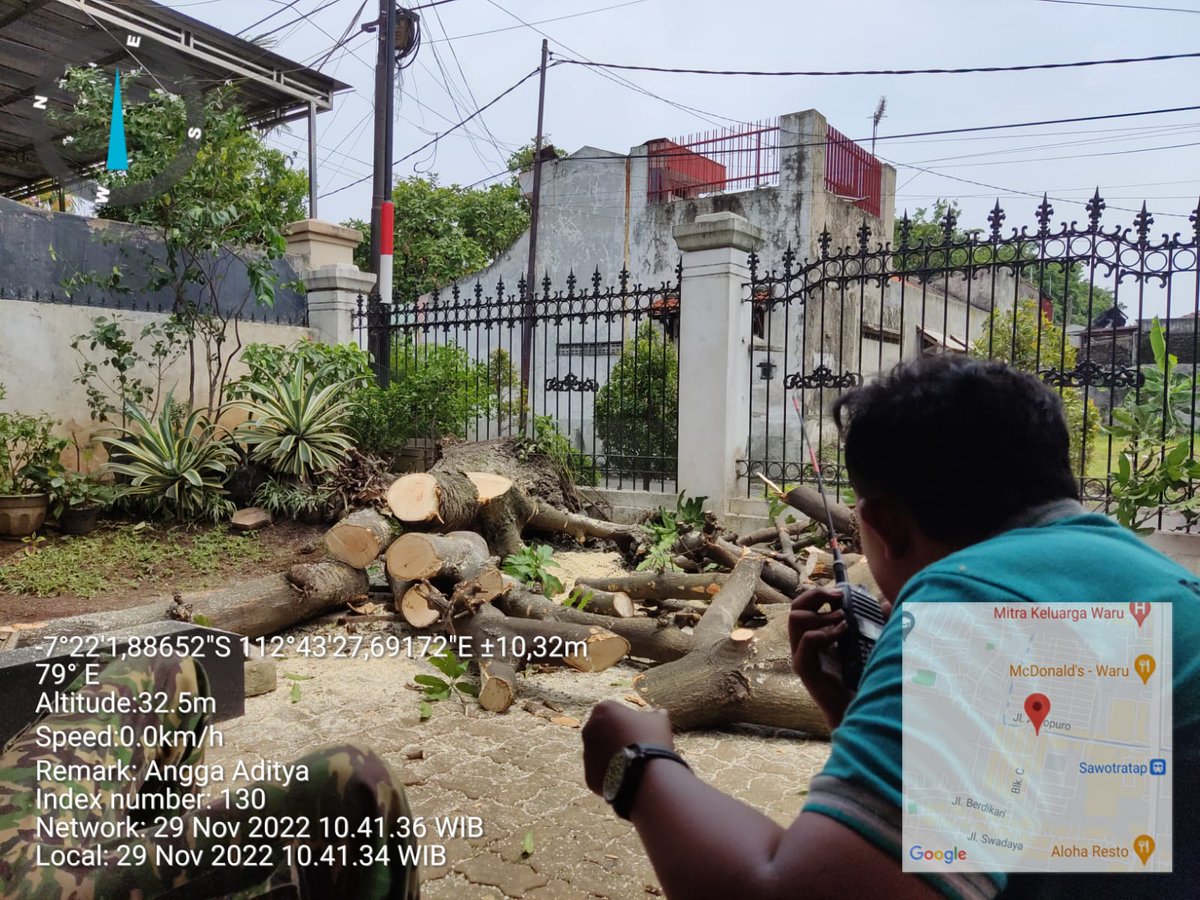 CALL CENTER 112 SIDOARJO

Hari : Senin
Tanggal : 28 November 2022
Pukul : 21.15 WIB

Call center 112 mendapat laporan ada pohon tumbang yang menimpa rumah di daerah pepelegi, kecamatan waru.Tim BPBD Sidoarjo menuju lokasi untuk melakukan pemotongan dan pembersihan pohon tumbang.