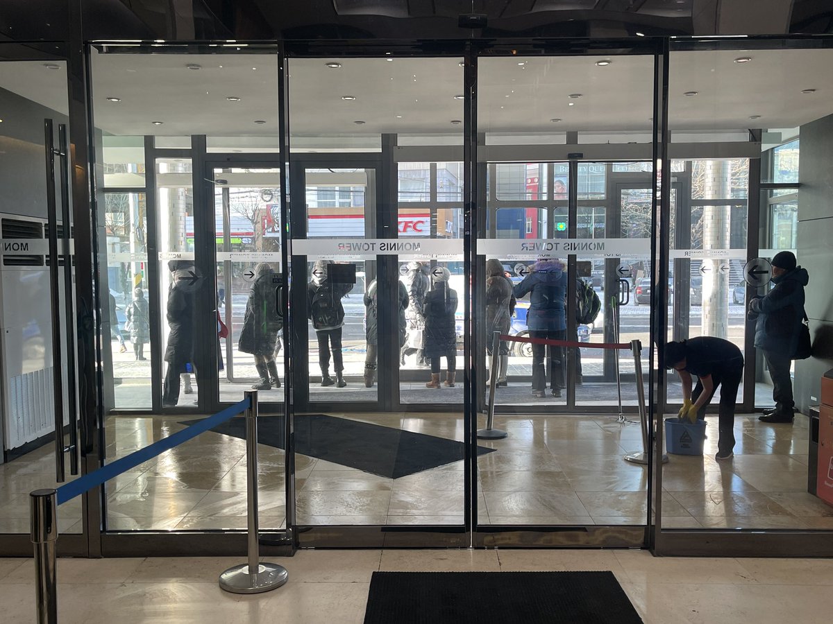 Яагаад автобусны буудлыг дотор нь орж дулаахан хүлээж болдог бүхээг шиг юмтай хийж болдоггүй юм бэ? Энэ хүмүүс ингээд зогсож бхад хэд нь гадаа даарч автобус хүлээж байгаа болоо!!!. Яагаад хүний төлөө юм хийж болдоггүй юм болоо?