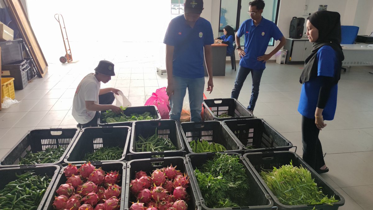 PPK_Kluang's tweet photo. 𝗠𝗘𝗥𝗜𝗡𝗚𝗔𝗡𝗞𝗔𝗡 𝗞𝗢𝗦 𝗦𝗔𝗥𝗔 𝗛𝗜𝗗𝗨𝗣

Menyahut seruan YAB. Perdana Menteri, Dato' Seri Anwar Ibrahim perlunya usaha untuk mengatasi kos sara hidup yang kian menekan. PPK Kluang mengumpul &amp; memasarkan hasil pertanian terus kepada pengguna dengan harga yang berpatutan. https://t.co/Pq6Zws5AZm