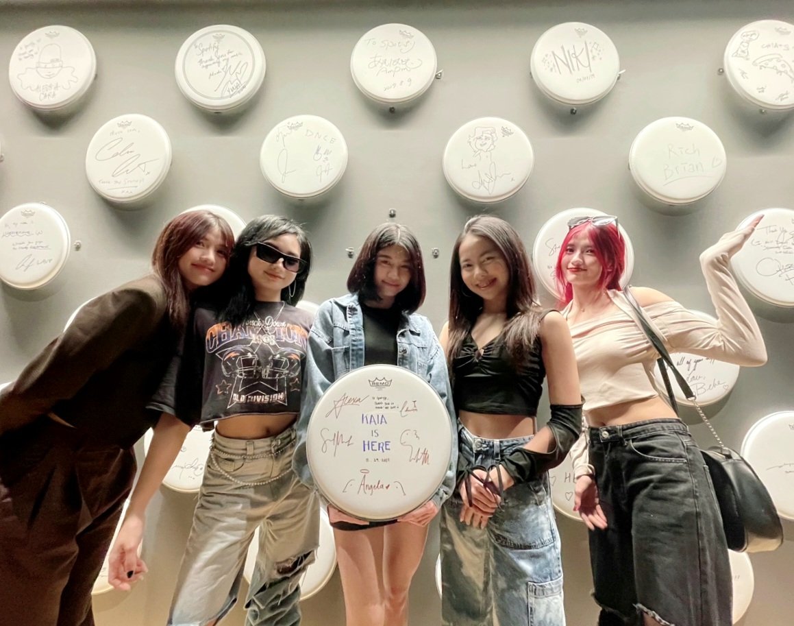 KAIAOfficialPH's tweet photo. [KAIA in SG]

KAIA just had a visit to @SpotifySG today❣️

KAIA IN SINGAPORE
#KAIA #KAIAinSG https://t.co/D98bIjKndh