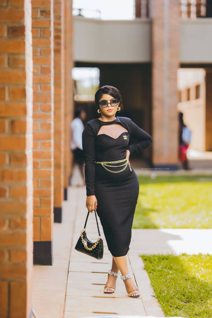 Cecilia_Bamusii's tweet photo. Adding to my collection of black dresses 🖤
Dress by me(@CiarDesigns )
📸 : AfotoPrince https://t.co/JEzx5N3on8