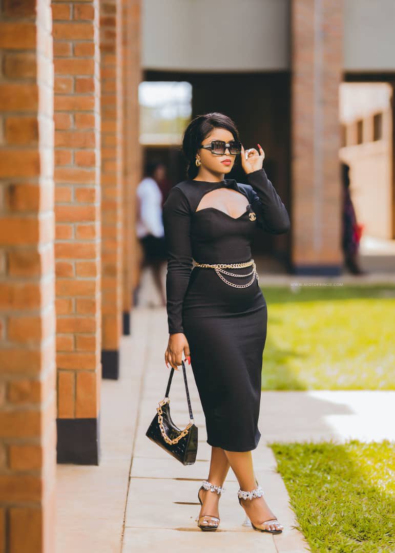 Cecilia_Bamusii's tweet photo. Adding to my collection of black dresses 🖤
Dress by me(@CiarDesigns )
📸 : AfotoPrince https://t.co/JEzx5N3on8
