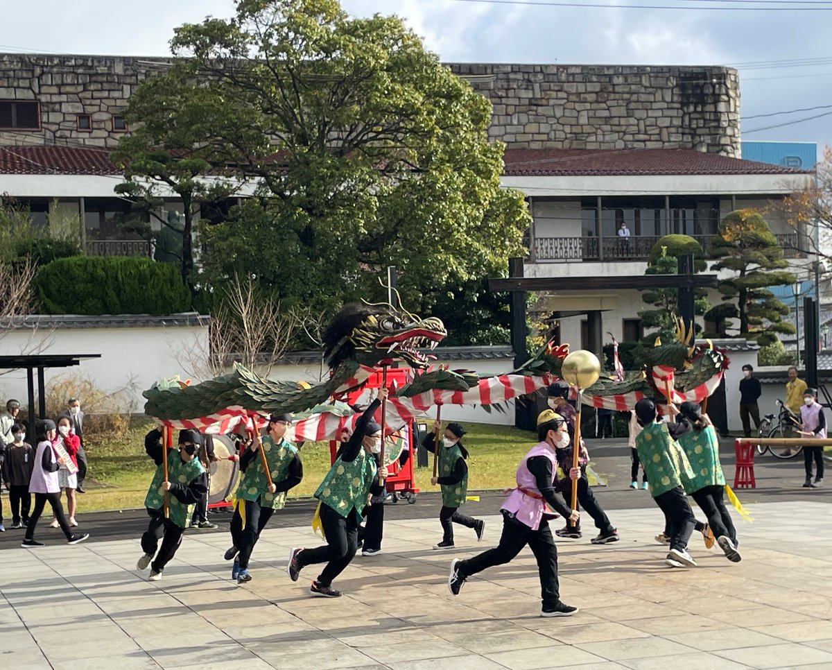 ngs_rekibun's tweet photo. Today children from a nearby school delighted us with an impressive #dragon dance 🐉 Famous as one of the performances featured in the #Nagasaki #Kunchi festival, this tradition originated centuries ago in the city's #Chinese Quarter, and has no equal elsewhere in Japan. https://t.co/cONFvM8qn6