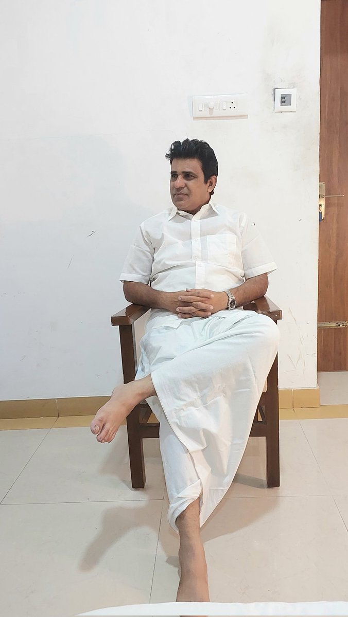 Good morning ....🤍
चाहे जीतने ब्रांड के रंगीन कपड़े पहन लु पर जाना मुझे एक दिन "सफेद कपड़ों" में ही.