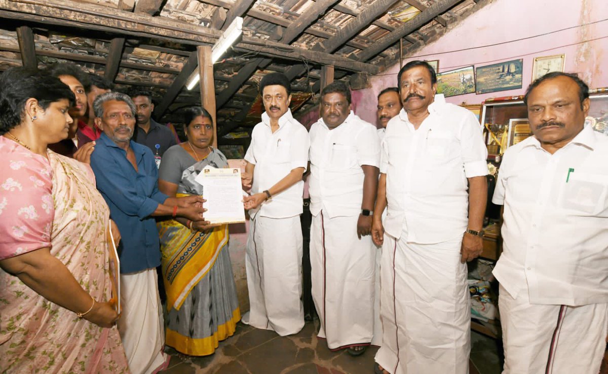 TheHockeyIndia's tweet photo. The Hon'ble Chief Minister, Shri M K Stalin, made a thoughtful gesture when he paid a visit to Selvam Karthi's home in Ariyalur and immediately gifted him and his family a new house to stay on seeing the current house condition. https://t.co/mzAixYPLeP