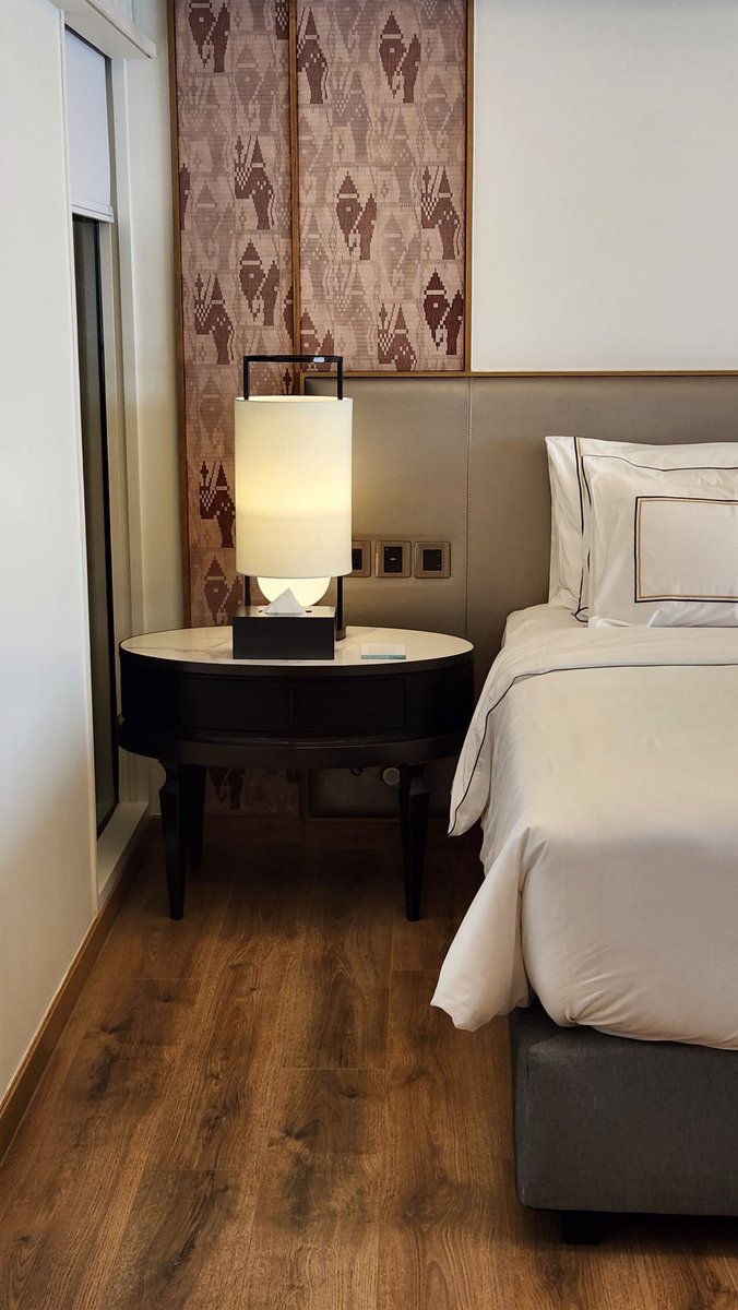 withprymn's tweet photo. — Meliá | Chiang Mai, Thailand 
ทริปขึ้นเหนือครั้งนี้ ขอเทคะแนนให้กับโรงแรม Meliá เราชอบโทนสีของโรงแรมมาก service ดี สะอาด ห้องพักไม่มีฝุ่น ช่วงนี้จัด theme christmas ยิ่งสวย ชอบสุดคือมีหมอนให้เลือก นุ่มทุกใบ https://t.co/2yUcRPlO4B