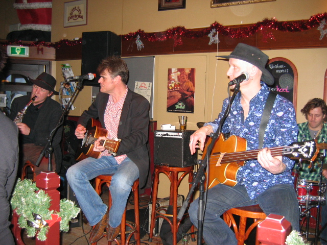 GC_Centraal's tweet photo. Na twee jaar coronasluiting tijdens Oud &amp; Nieuw zijn ze er dit jaar dan eindelijk weer. NO JACKS live in GRAND CAFÉ CENTRAAL: zaterdag 31 december, aanvang 15.00 uur, entree gratis! https://t.co/LTihgjnUFe