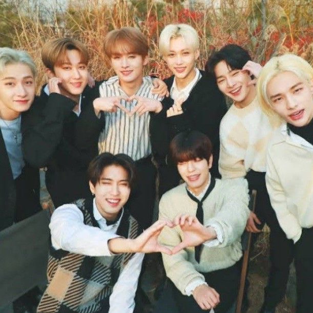 thinkskzglow's tweet photo. hello! im back after a long time. sorry for the long hiatus, i got locked out of this account but i just got it back. i’ll be posting a lot more hopefully (especially now that yiren is back!!)

#StrayKids   #EVERGLOW 
@Stray_Kids @EVERGLOW_twt https://t.co/82W5RRFN3w