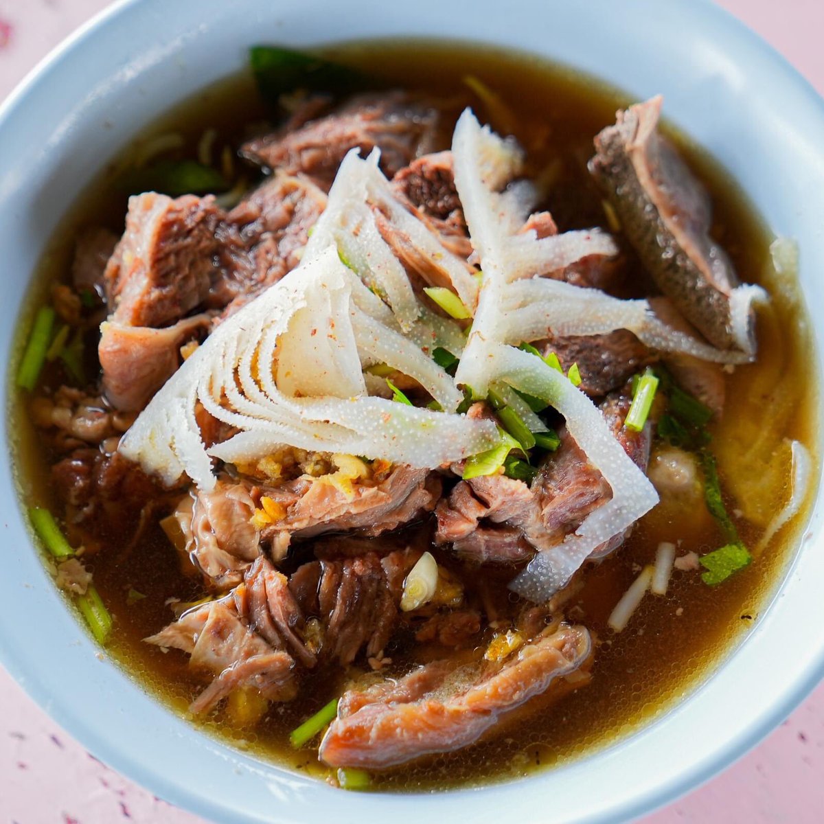 paidonnnn's tweet image. นิตุ้ยก๋วยเตี๋ยวเนื้อฮาลาล เนื้อเปื่อยนุ่มมากกกแทบจะละลายในปาก ชิ้นใหญ่อร่อยเต็มปากเต็มคำ น้ำซุปออกหวานหน่อย ก๋วยเตี๋ยว 50.- / เกาเหลา 70.- ได้เนื้อเยอะมากๆๆ กินกันอิ่มๆจุกๆไปเลย มีทั้งเนื้อสด เนื้อเปื่อย ม้าม ผ้าขี้ริ้ว ลูกชิ้น อร่อยเด็ดทุกอย่างกลับไปกินอีกแน่นอน!!
@aroii