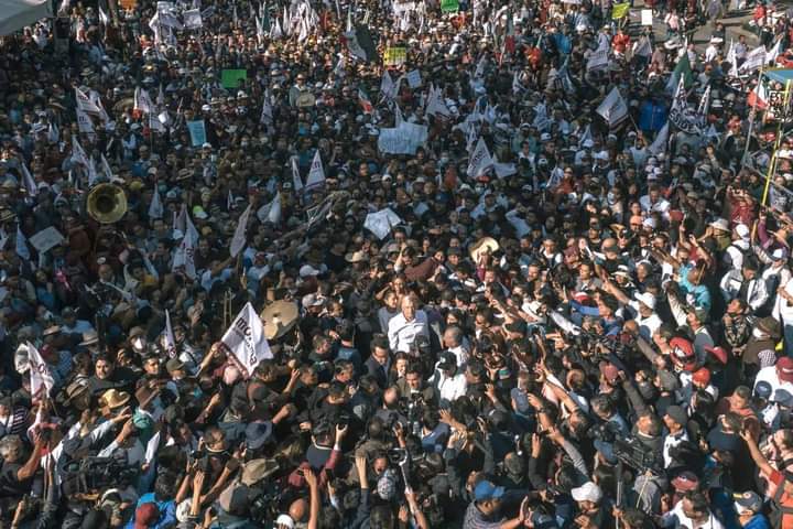 Francksanto's tweet photo. Los que ustedes vieorn vs lo que yo vi
#4T #Mexico #AMLO #GameOfThrones Amigos este día fue histórico,se salio a las calles a demostrar  que el pueblo manda, que quienes nos entregaron  un México en ruinas marcharon por sus privilegios  y no por el #INE  hoy el pueblo habló https://t.co/uYaNksQcKl