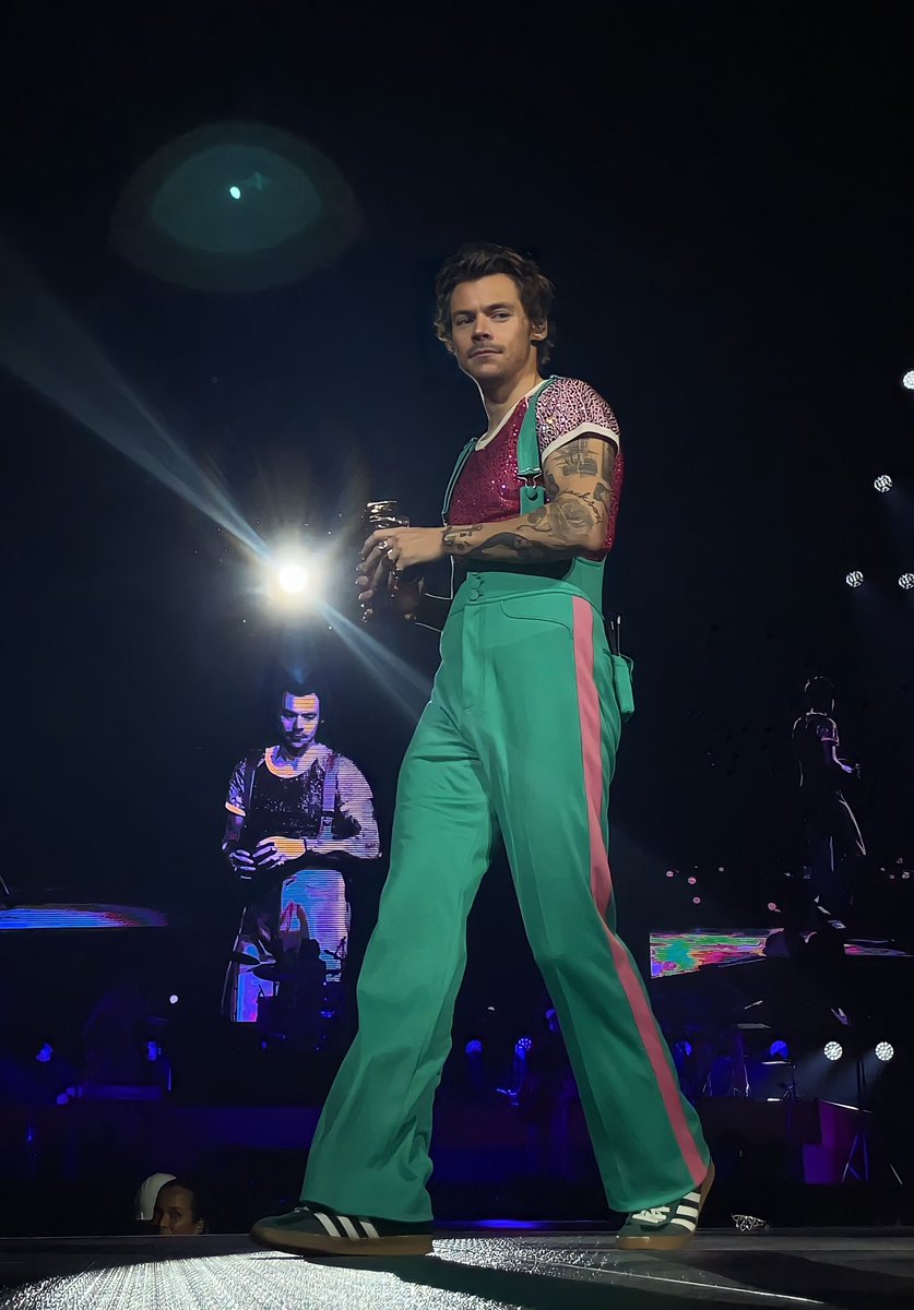 skzrare1D's tweet photo. Esta secuencia de fotos de Harry, su cara de: TE VOY A EMPAPAR JEJE https://t.co/ZGJWsisAr0