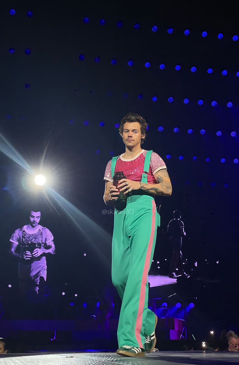 skzrare1D's tweet photo. Esta secuencia de fotos de Harry, su cara de: TE VOY A EMPAPAR JEJE https://t.co/ZGJWsisAr0