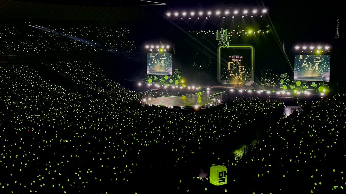 813bpm's tweet photo. 초록빛 가득한 공연장 🍀💚 #nctdream https://t.co/t7aPoTh9HE