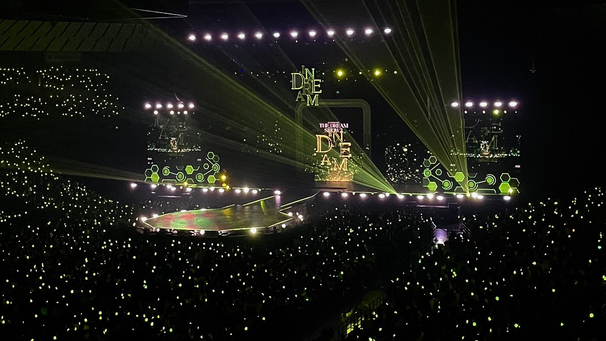 813bpm's tweet photo. 초록빛 가득한 공연장 🍀💚 #nctdream https://t.co/t7aPoTh9HE