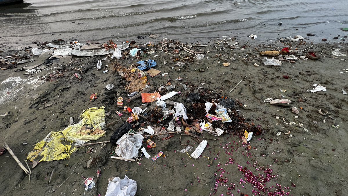 udtaakash's tweet photo. हाथ जोड़ कर निवेदन है वृंदावन में यमुना मैया की रक्षा करे #upgovtsaveyamuna #saveyamuna @PMOIndia @myogiadityanath @Hemamalinimp_ls @BJP4UP #savevrindavan https://t.co/pmPKuftH9K