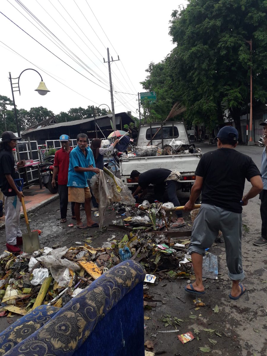 Pembersihan sampah-sampah sisa banjir semalam oleh petugas kebersihan dari Dinas Lingkungan Hidup