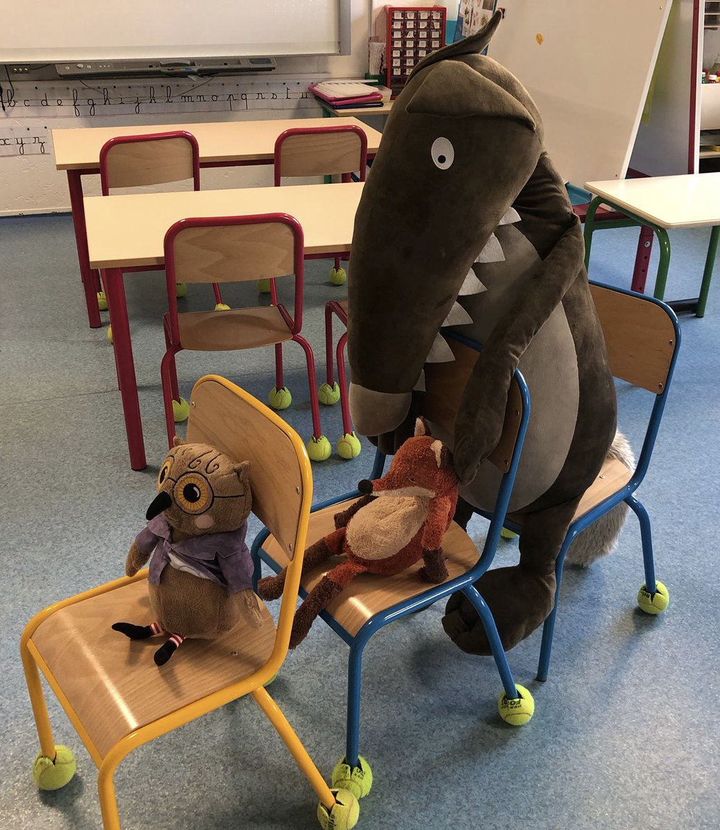 Dans la classe d’<a href="/EmilieClasse3/">Classe d’Emilie</a> (GS), Loup et ses amis s’amusent à faire le train dans le classe des GS.
Qui est le premier ? 
Qui est le troisième ?
Où se trouve le renard ? <a href="/MsGsSarah/">Ms Sarah</a> @Classe4LN <a href="/classeHayat1/">Belarbia Hayat</a> <a href="/karaboliade/">Karaboliade</a> <a href="/mathsenvie/">M@ths en-vie</a> <a href="/mathsenvie1/">M@ths en-vie #C1</a>