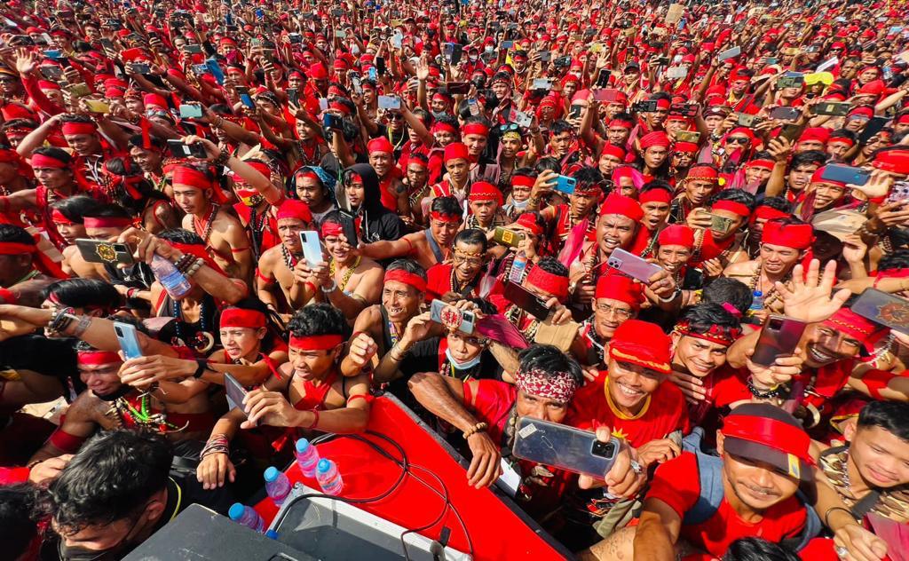 Ribuan orang hadir dalam pembukaan Bahaupm Bide Bahana Tariu Borneo Bangkule Rajakng (TBBR) di Rumah Adat Radakng, Kota Pontianak, siang ini.  

Terima kasih untuk sambutan yang hangat, dengan penyematan rompi dan topi adat, dari masyarakat Dayak Kalimantan.