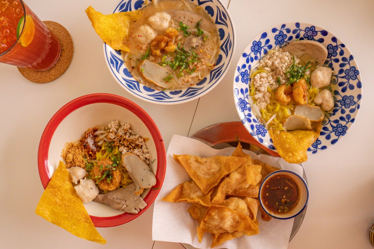 nailongdosi's tweet photo. เป็นร้านก๋วยเตี๋ยวที่หน้าตาเหมือนคาเฟ่มากกก ใครมาอยุธยาต้องมาแวะเลยครับ ร้านก๋วยเตี๋ยวต้มยำป้านิด มีมุมถ่ายรูปน่ารักๆ สายถ่ายภาพต้องชอบแน่นอน ก๋วยเตี๋ยวก็อร่อย ที่ร้านยังมีข้าวด้วยนะครับเผื่อใครไม่อยากกินเส้น ขนมหวานก็มีเรียกว่าครบเลยครับ มาอยุธยาต้องไม่พลาด 😊 https://t.co/lgAF7U7jij