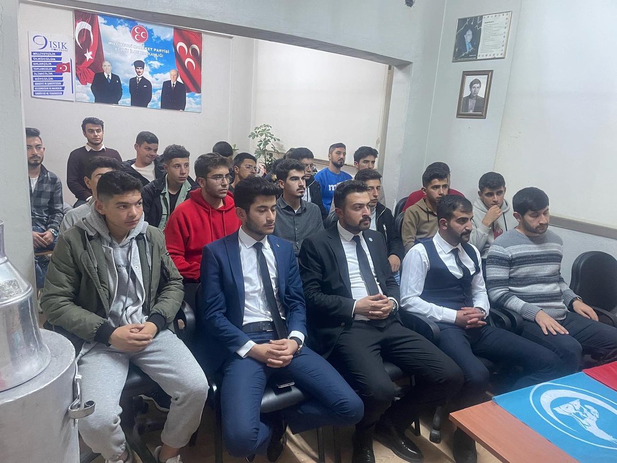 mbyildirim_'s tweet photo. Bu akşam kutlu dergahımızda “Ülkücü Şehit Cevdet Karakaş” konulu seminer gerçekleştirildi. 
Genç kardeşlerimizle maziden atiye yol çizebilmek için eğitim seminerlerine devam ediyoruz.
Cenab-ı Allah şehitlerimizden razı olsun.
Aziz ruhları şad olsun.

Var Olsun Ülkü Ocakları 🇹🇷 https://t.co/VzyzMH93Vm