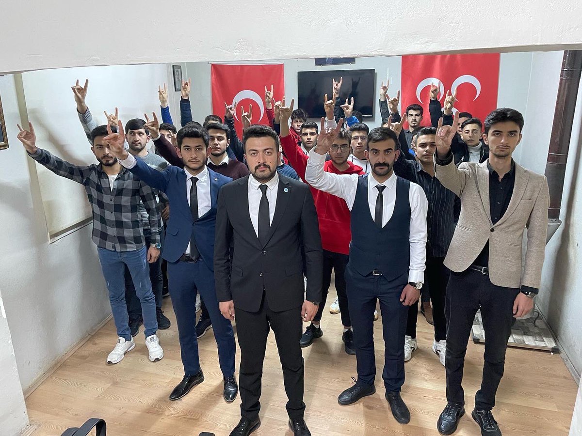 mbyildirim_'s tweet photo. Bu akşam kutlu dergahımızda “Ülkücü Şehit Cevdet Karakaş” konulu seminer gerçekleştirildi. 
Genç kardeşlerimizle maziden atiye yol çizebilmek için eğitim seminerlerine devam ediyoruz.
Cenab-ı Allah şehitlerimizden razı olsun.
Aziz ruhları şad olsun.

Var Olsun Ülkü Ocakları 🇹🇷 https://t.co/VzyzMH93Vm