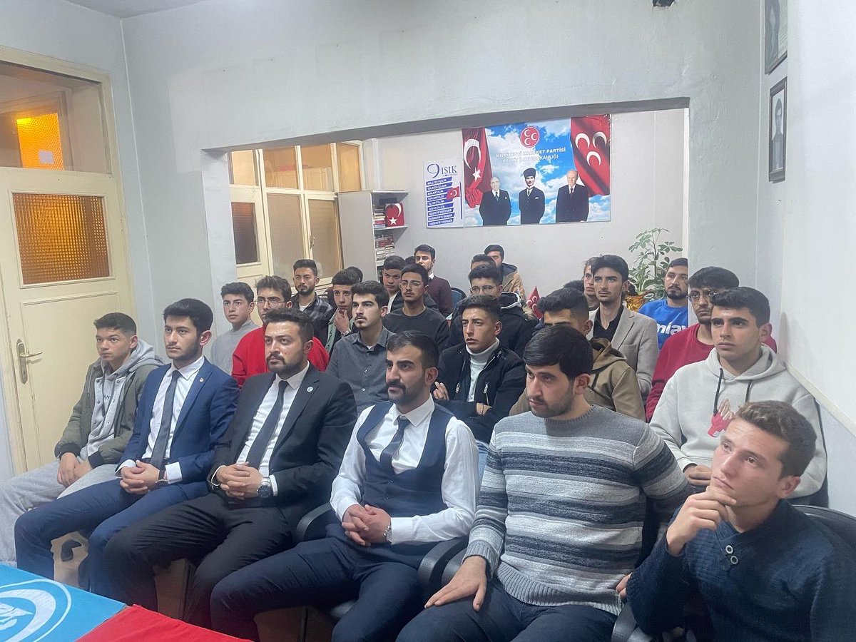 mbyildirim_'s tweet photo. Bu akşam kutlu dergahımızda “Ülkücü Şehit Cevdet Karakaş” konulu seminer gerçekleştirildi. 
Genç kardeşlerimizle maziden atiye yol çizebilmek için eğitim seminerlerine devam ediyoruz.
Cenab-ı Allah şehitlerimizden razı olsun.
Aziz ruhları şad olsun.

Var Olsun Ülkü Ocakları 🇹🇷 https://t.co/VzyzMH93Vm