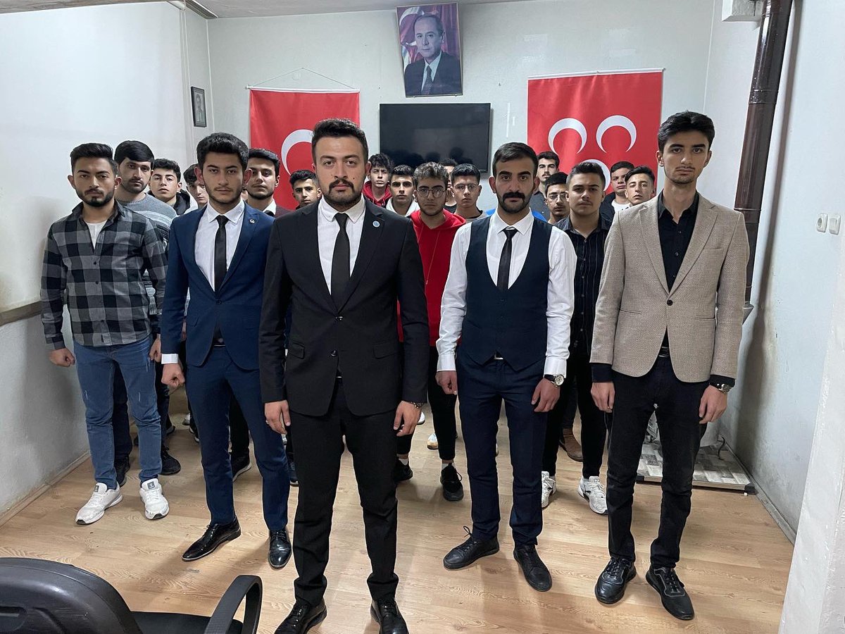 mbyildirim_'s tweet photo. Bu akşam kutlu dergahımızda “Ülkücü Şehit Cevdet Karakaş” konulu seminer gerçekleştirildi. 
Genç kardeşlerimizle maziden atiye yol çizebilmek için eğitim seminerlerine devam ediyoruz.
Cenab-ı Allah şehitlerimizden razı olsun.
Aziz ruhları şad olsun.

Var Olsun Ülkü Ocakları 🇹🇷 https://t.co/VzyzMH93Vm