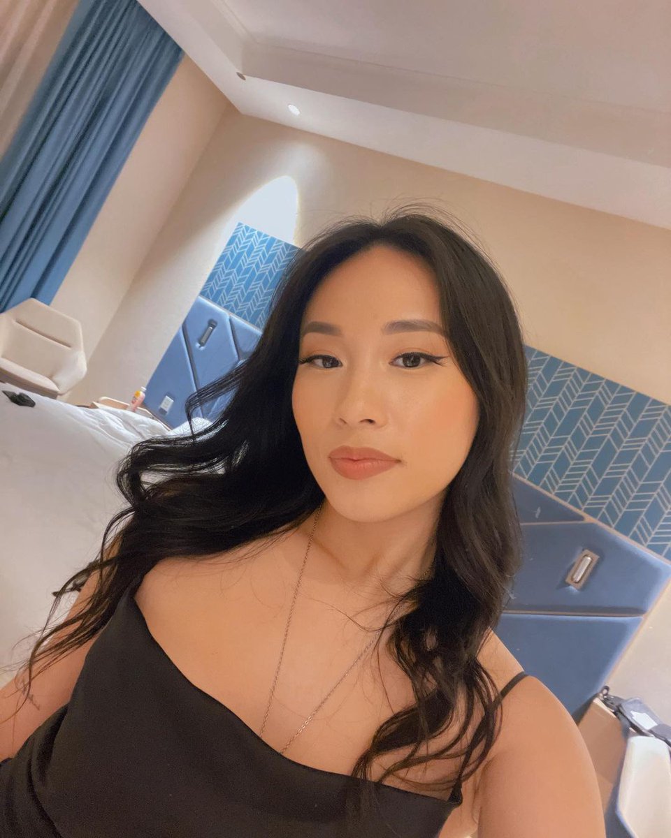 LaxaChynna's tweet photo. I still can’t believe that I’m living by myself now. Being able to just relax at home, put a candle on, listen to good music, skin care, and journal 🥹🥹🥹.. my fav kind of nights. https://t.co/Z1CO0U7VBi